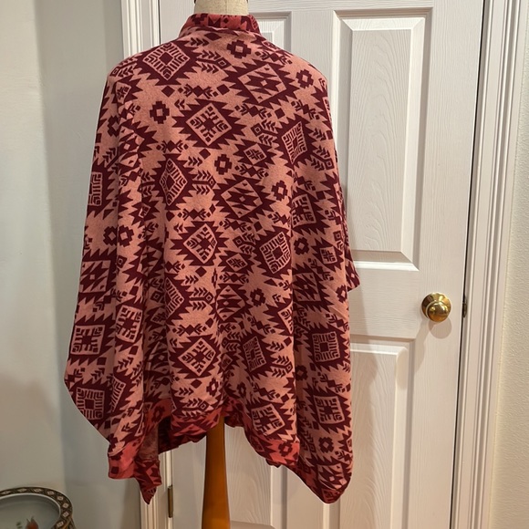 Denim & Co poncho Aztec open front cape Jacquard contract trim pink plus size - Picture 4 of 11